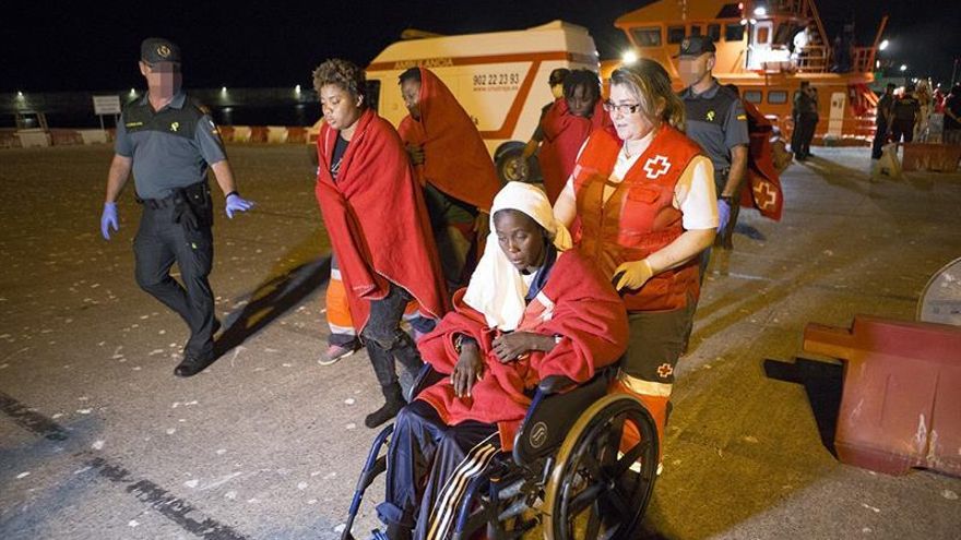 Trasladan al hospital a una de las mujeres rescatadas por Salvamento Marítimo