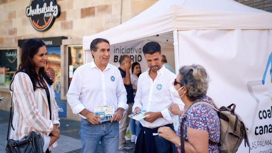 Vidina Espino, a la izquierda, junto a Francis Candil, la semana pasada en un acto propagandista de Coalición Canaria en Las Palmas de Gran Canaria