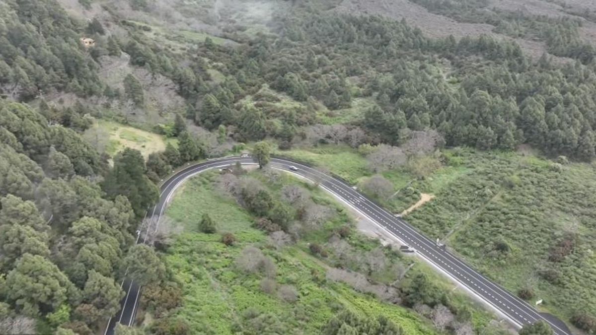 El tercer carril de la curva de Los Castañeros de la LP-3, en funcionamiento tras una inversión de 2,2 millones