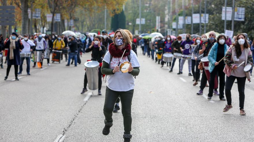 Varias personas participan en una batucada durante una manifestación de la Marea Blanca en defensa de la sanidad pública en Madrid