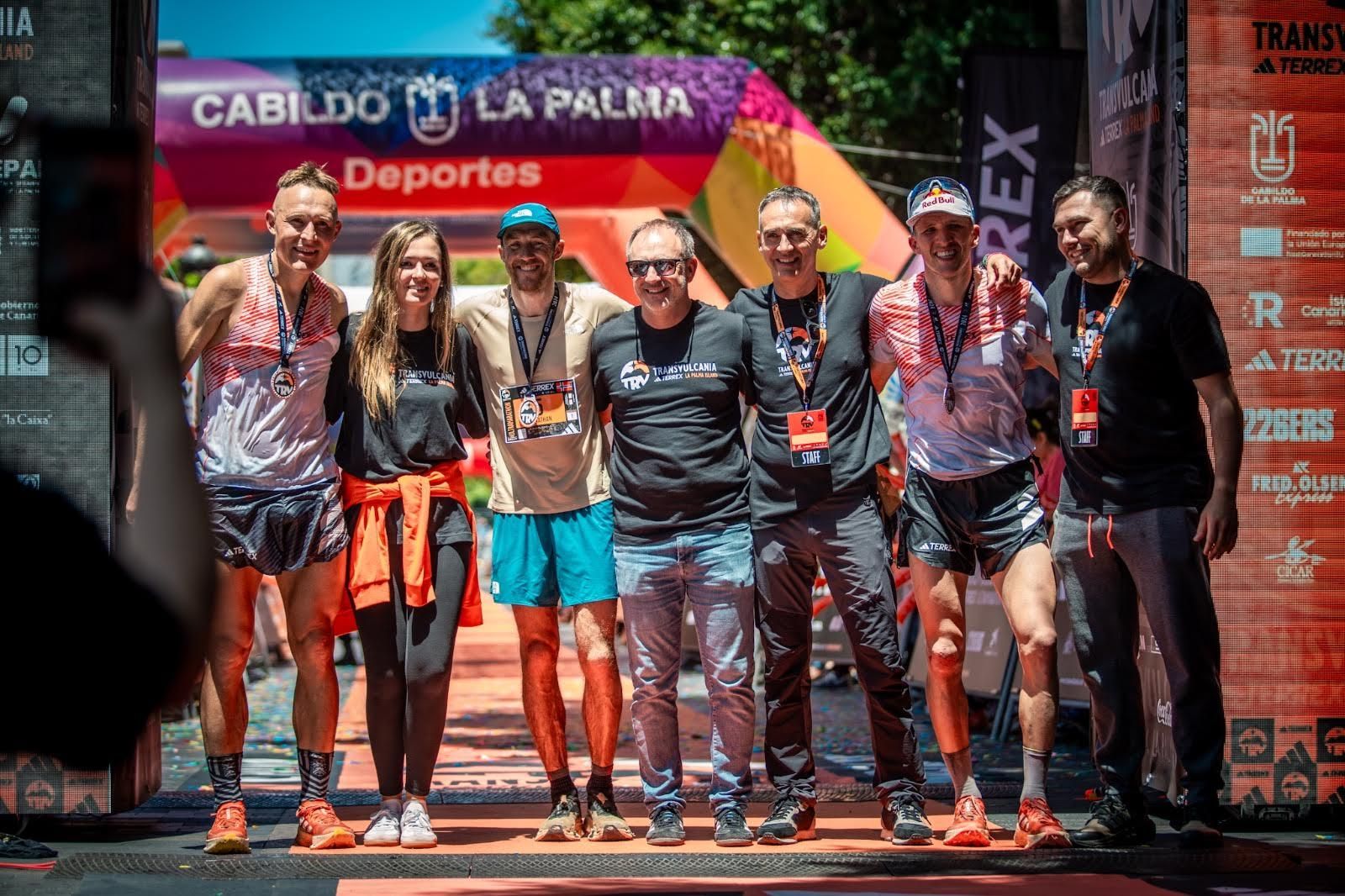 Las autoridades con los corredores. VAN MARTY