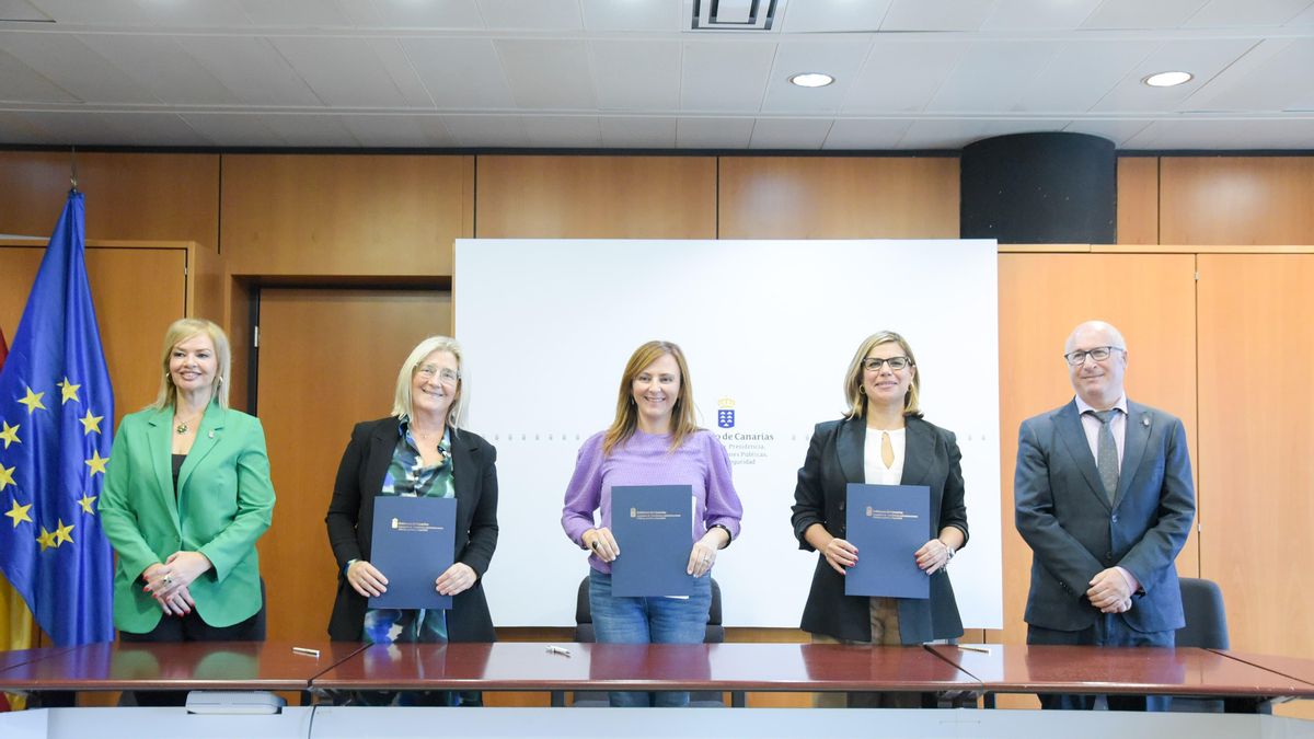 La consejera de Justicia, Nieves Lady Barreto (centro), junto a los representantes de los colegios de procuradores de Canarias, durante la firma del incremento retributivo del turno de oficio
