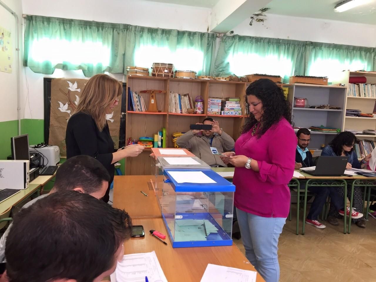 La candidata del PP a la Alcaldía de Mazo, Damaris Ferraz, ha votado en la Villa.