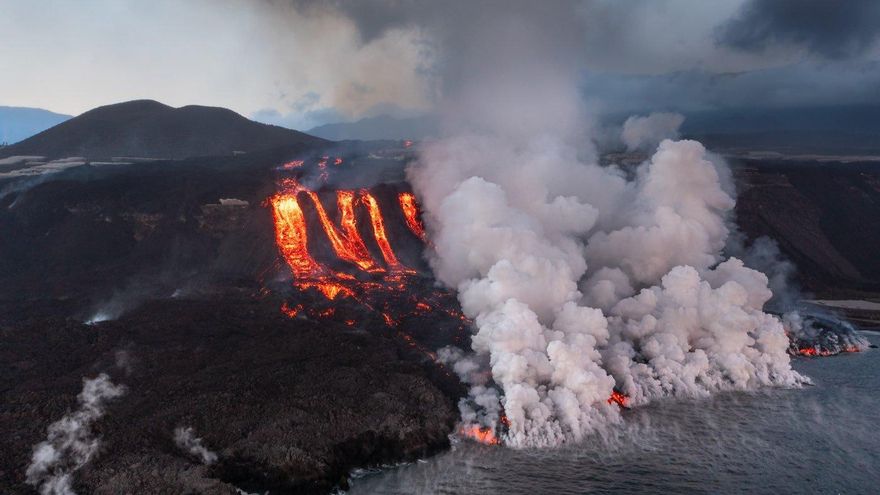 La lava del volcán de La Palma sigue discurriendo hacia el delta lávico sin causar nuevos daños