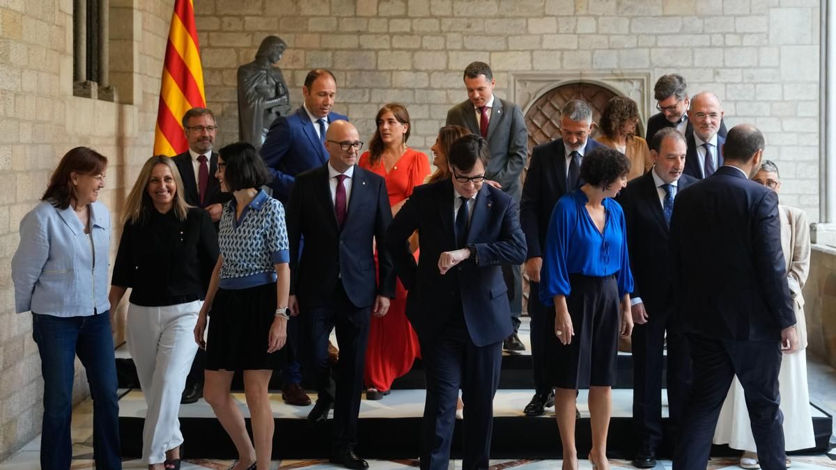 El presidente de la Generalitat, Salvador Illa (c) tras la foto de familia del nuevo gobierno catalán que ha celebrado su  celebra su reunión semanal, después de hacerse efectivo el relevo de Mònica Martínez Bravo como consellera de Derechos Sociales e Inclusión y la incorporación, en su lugar, de Raúl Moreno. EFE/Enric Fontcuberta