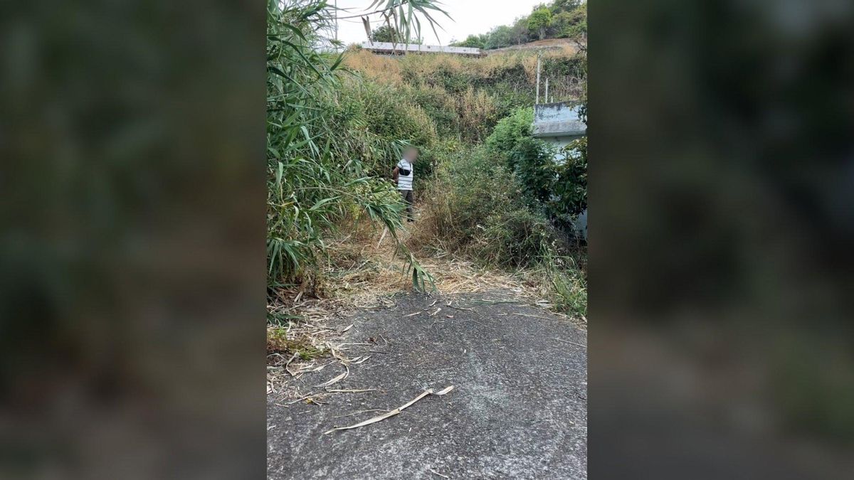 El hombre, tras ser increpado por los vecinos.