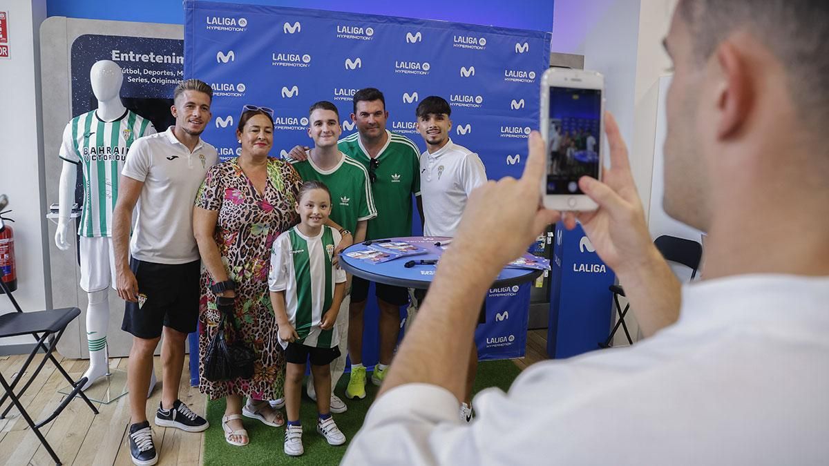 Isma Ruiz y Kevin Medina firman autógrafos a los aficionados del Córdoba CF