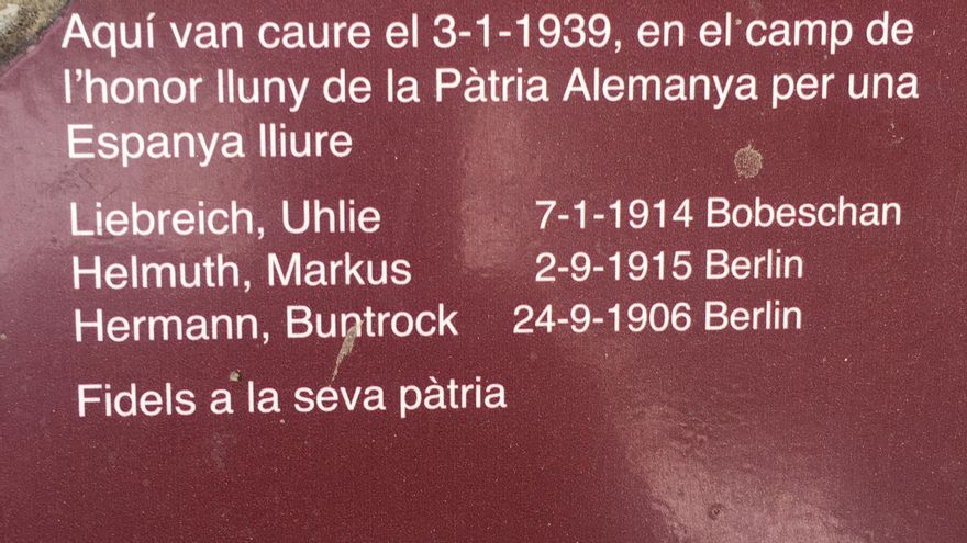 Texto en catalán junto al monolito que homenajea a tres soldados nazis caídos en Cubells (Lleida) durante la guerra civil española