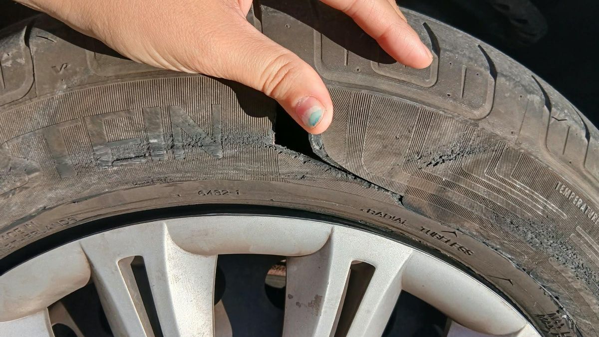 Una de las activistas que pasó por Ceuta con la ONG No Name Kitchen enseña su rueda pinchada, después de que la foto de su coche y su matrícula circulase por distintos grupos de Whatsapp