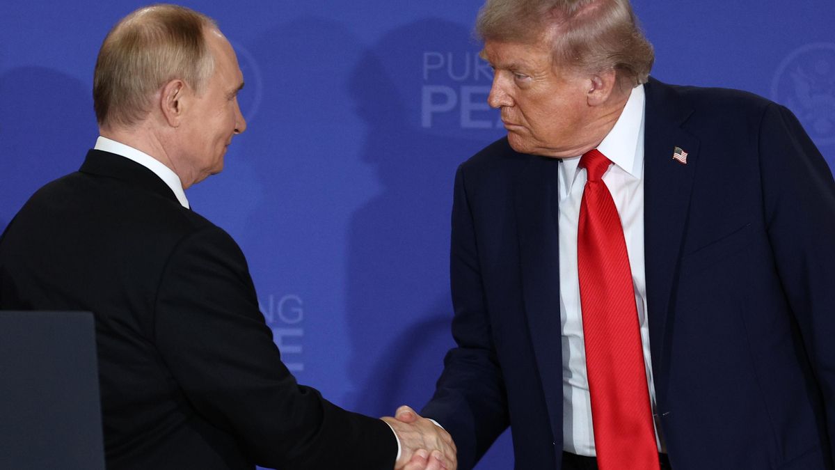 El presidente ruso, Vladimir Putin, y el presidente de EE.UU., Donald Trump, se dan la mano al final de una conferencia de prensa en Anchorage, Alaska, EE.UU., en una fotografía del 15 de agosto de 2025.