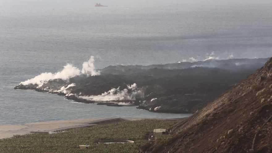 La colada de lava avanza en el mar en La Palma