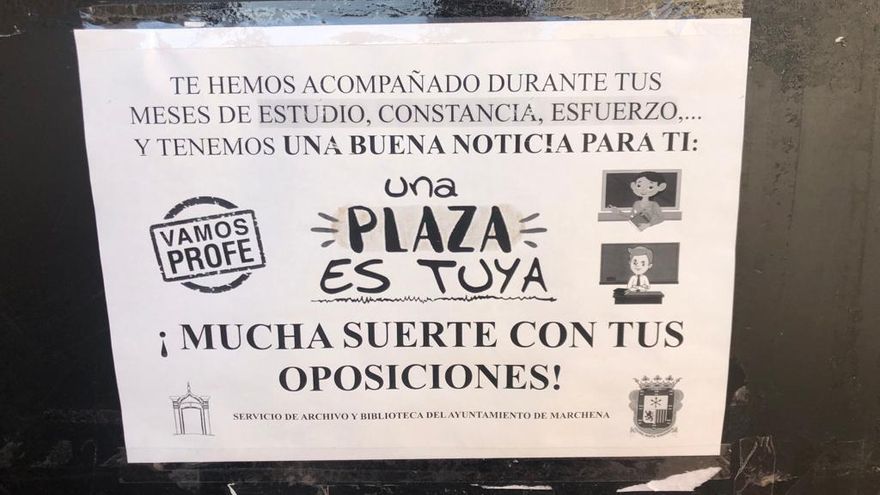 Con este cartel, la biblioteca de Marchena recibía a los opositores