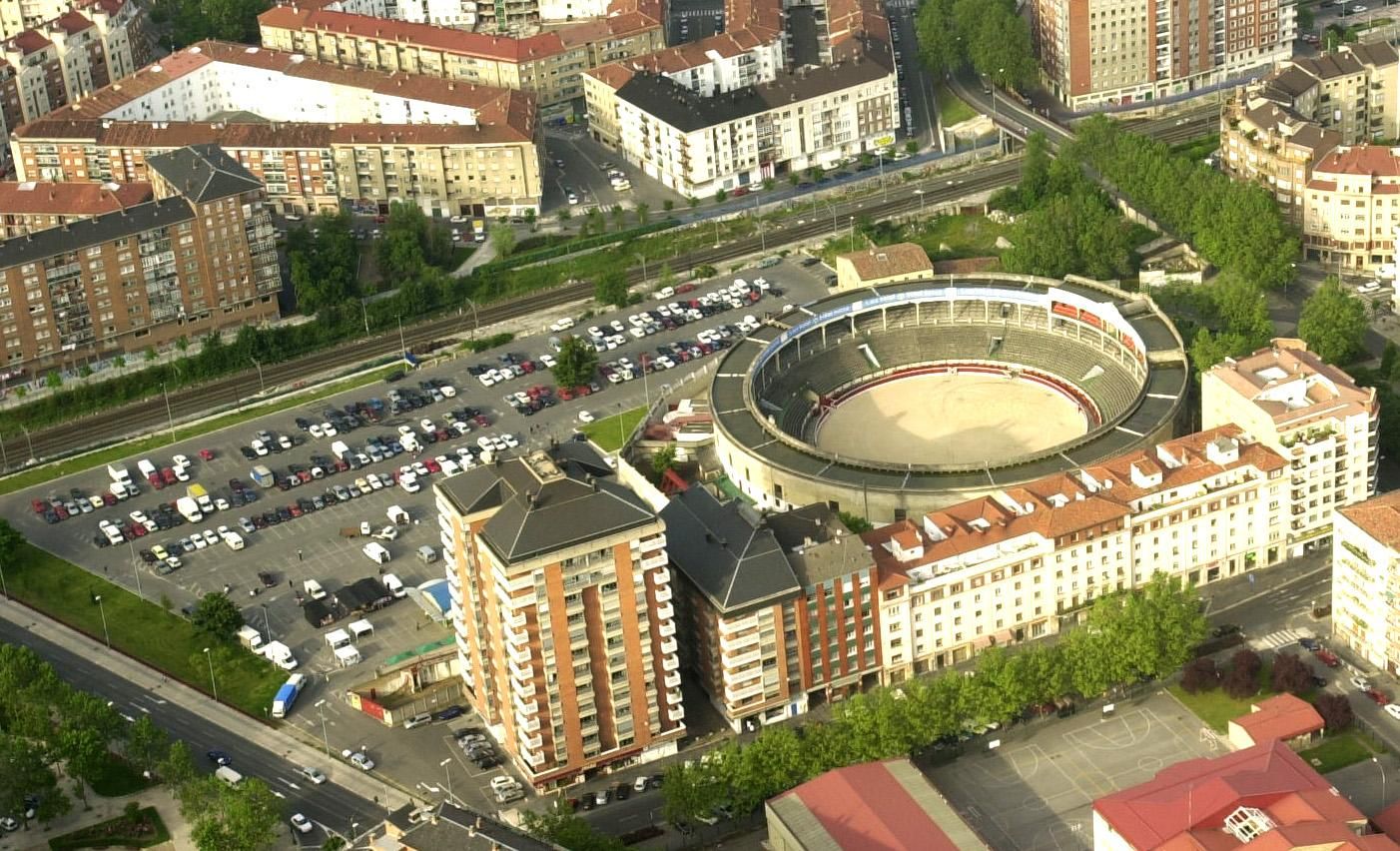 Vista aérea de la plaza de toros, del aparcamiento y de los alrededores del instituto Ekialdea en 2002