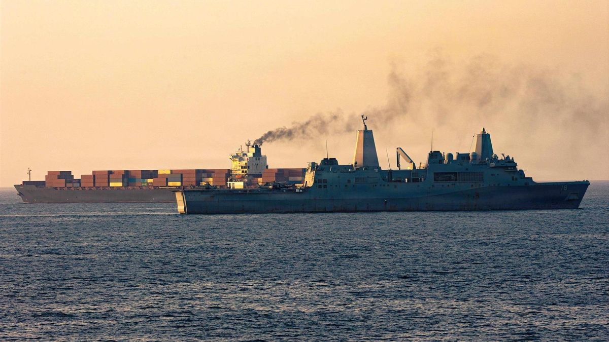 Un buque de transporte anfibio de la Armada de los Estados Unidos vigila un buque de carga iraní en el Mar de Arabia.