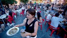 Imagen de archivo de una terraza de un bar de Sevilla