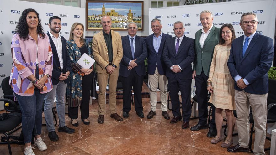 Los aspirantes, junto a representantes de Radio Sevilla y El País.