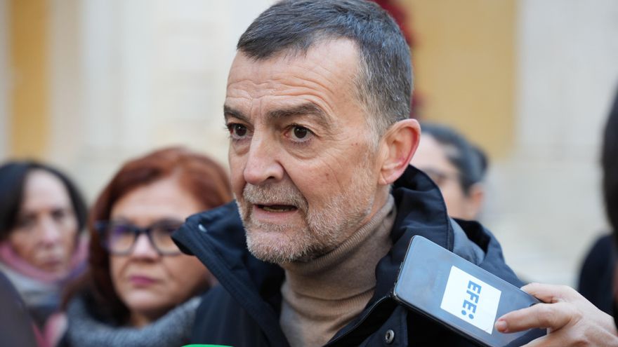 Archivo - El coordinador federal de Izquierda Unida, Antonio Maíllo (c), atiende a los medios de comunicación ante el Ayuntamiento de Sevilla. A 15 de enero de 2025, en Sevilla (Andalucía, España). (Foto de archivo).