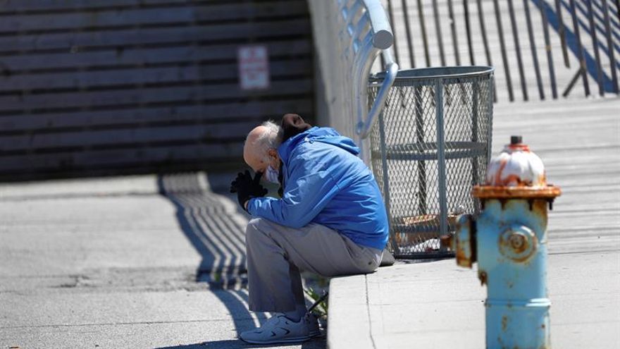 Según los expertos, la pandemia probablemente conducirá a "altas tasas" de síndrome de estrés postraumático, depresión y abuso de sustancias entre los supervivientes, las familias de las víctimas, los trabajadores médicos y otros empleados esenciales.