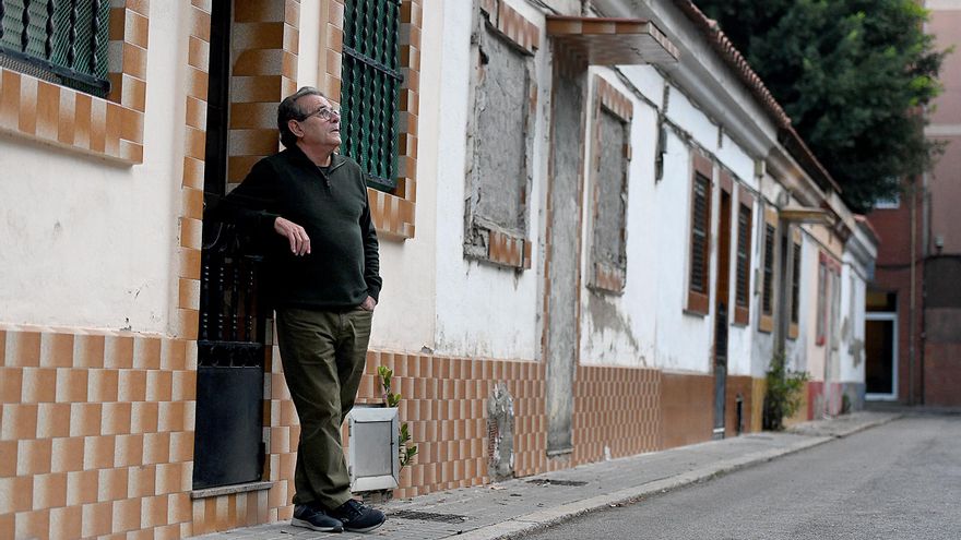 Los últimos habitantes de las 'casas baratas' del Bon Pastor de Barcelona: "Hemos sido felices, pero esto no es vida"