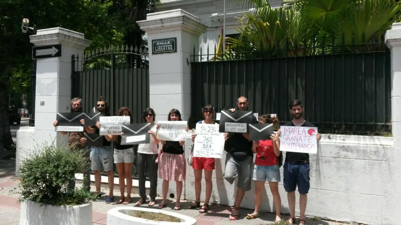 Manifestantes por el voto rogado en Uruguay