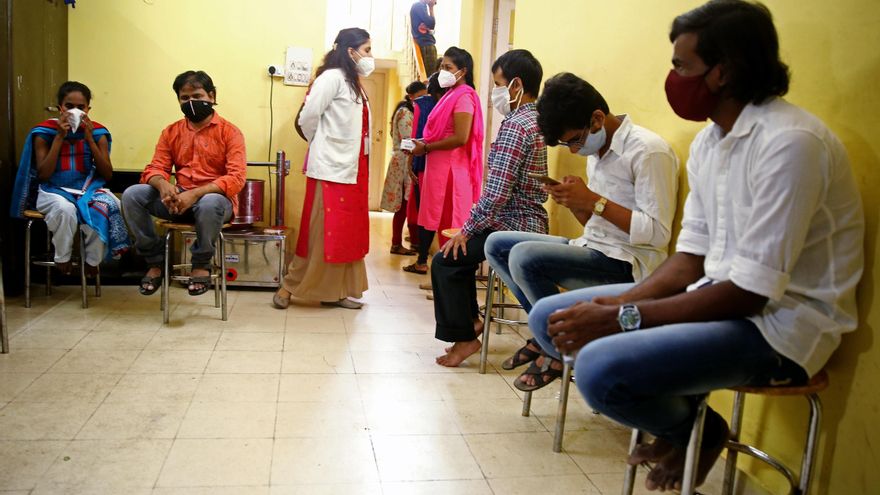 Varias personas esperan su turno para recibir la vacuna contra la covid-19 en un centro de vacunación de Bangalore (India)EFE/EPA/JAGADEESH NV