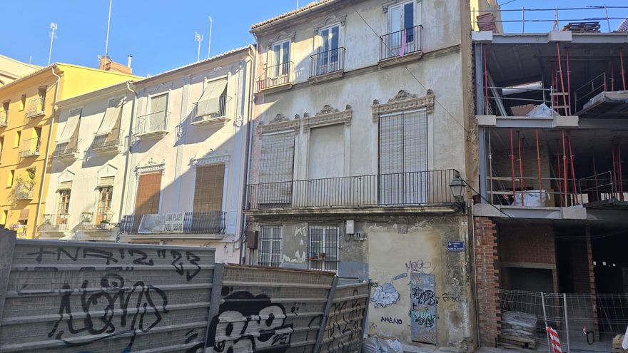 A las Corts Valencianes, que preside Vox, le salen okupas