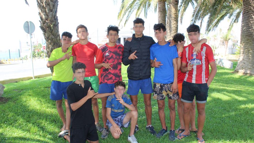 Un grupo de menores marroquíes en un parque de Ceuta