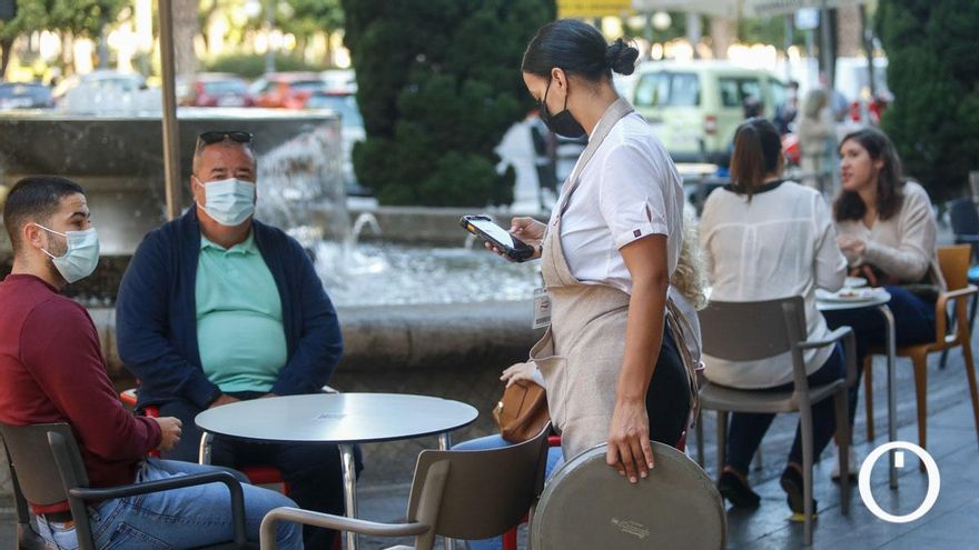 Una joven atiende unas mesas en Córdoba