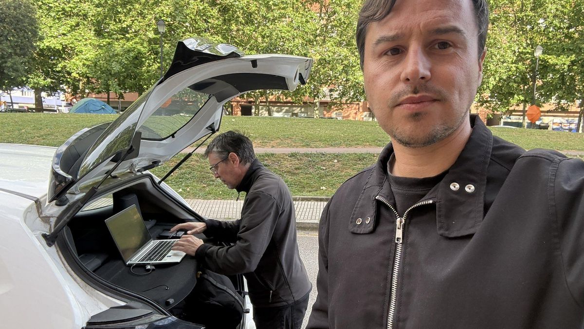 Los delegados de Servicios Audiovisuales Overon no tienen una redacción física y preparan los reportajes en la calle, como en esta imagen. A la derecha, Iván Llera.