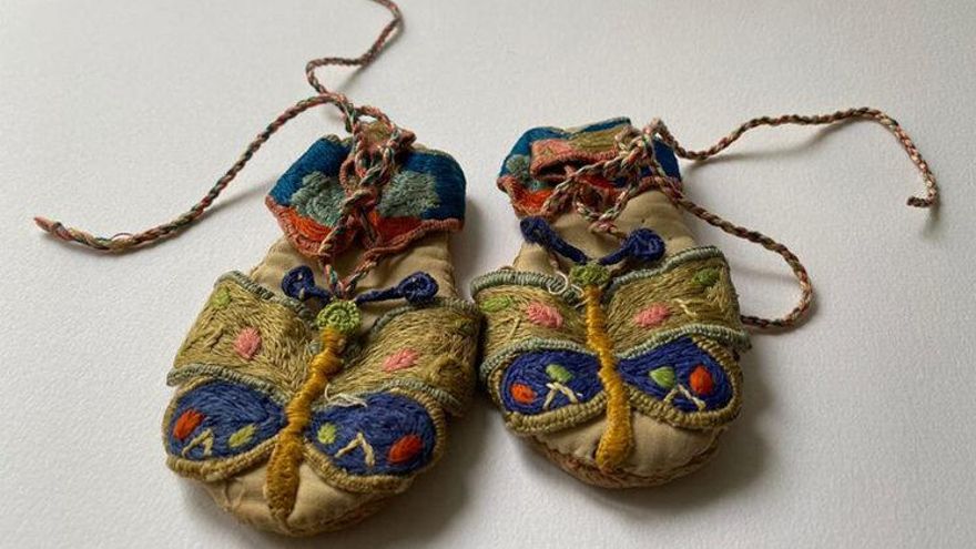 Zapatillas bordadas por Martina Barroso