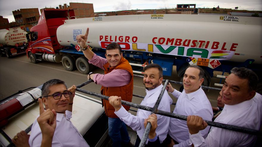 Presidente de Bolivia lidera caravana de cisternas para abastecer con gasolina y diésel