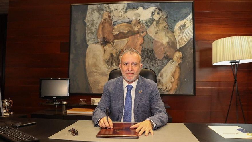 El presidente de Canarias, Ángel Victor Torres, firma el decreto de disolución del Parlamento de Canarias