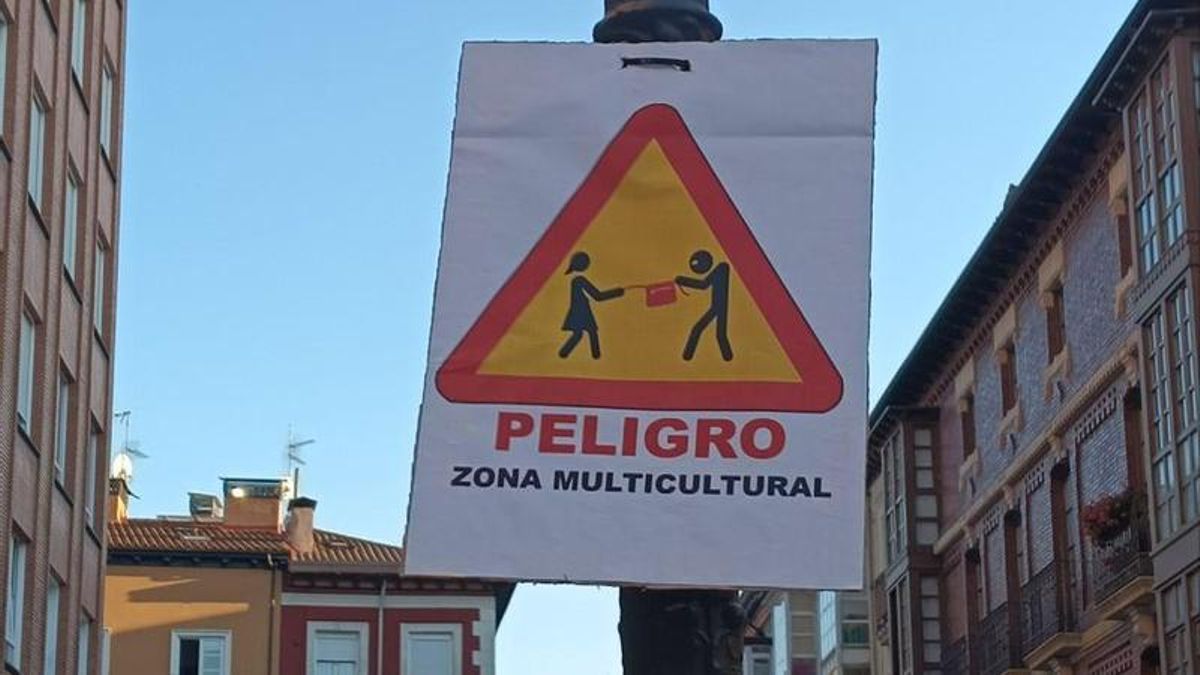 Carteles racistas en el centro de Burgos.