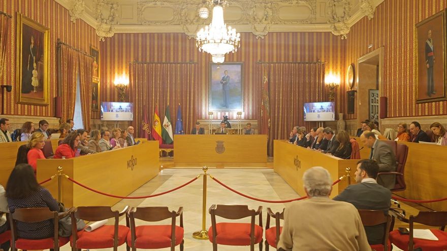PP y Vox no condenan en Sevilla el acoso a diputados de PSOE y Sumar en un pleno local contagiado de la bronca nacional