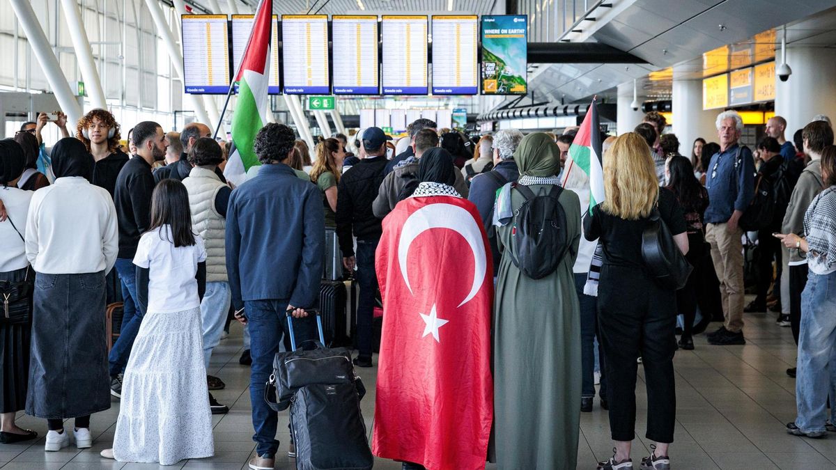 Un grupo de activistas viajan a Egipto desde el Aeropuerto Internacional de Schiphol, en Amsterdam (Países Bajos), el 11 de junio de 2025.