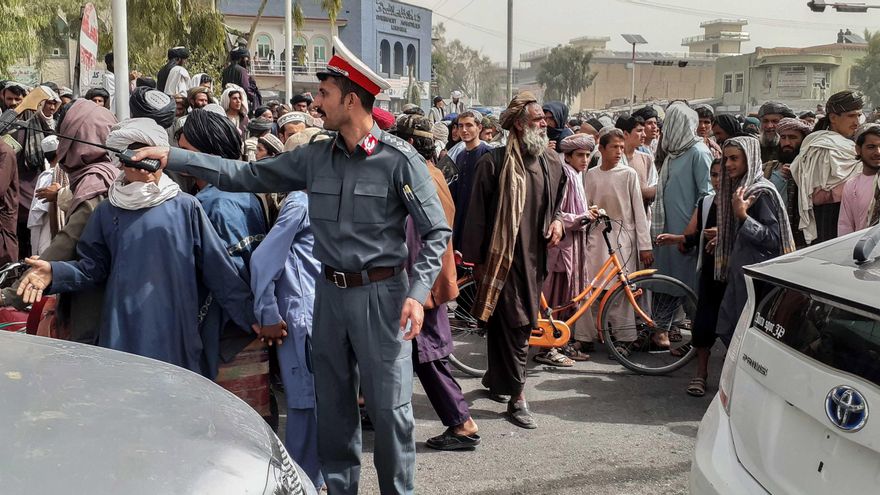 La policía afgana lleva a cabo sus deberes después de que los talibanes toman Kandahar, Afganistán, 15 de agosto de 2021.EFE/EPA/STRINGER
