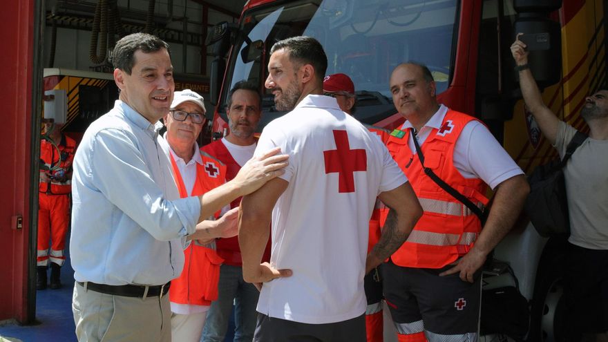 El presidente de la Junta de Andalucia Juanma Moreno saluda al personal del puesto de mando en el parque de bomberos de la localidad almeriense de Turre.