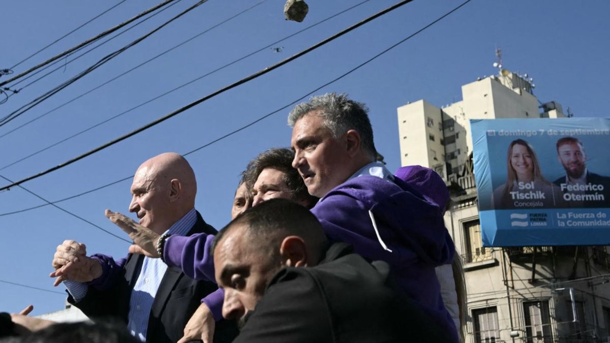 La foto publicada por Milei y Adorni es verdadera. La imagen fue tomada por el fotógrafo Juan Mabromata de la AFP, medio que, junto a Chequeado, coordina la alianza Reverso