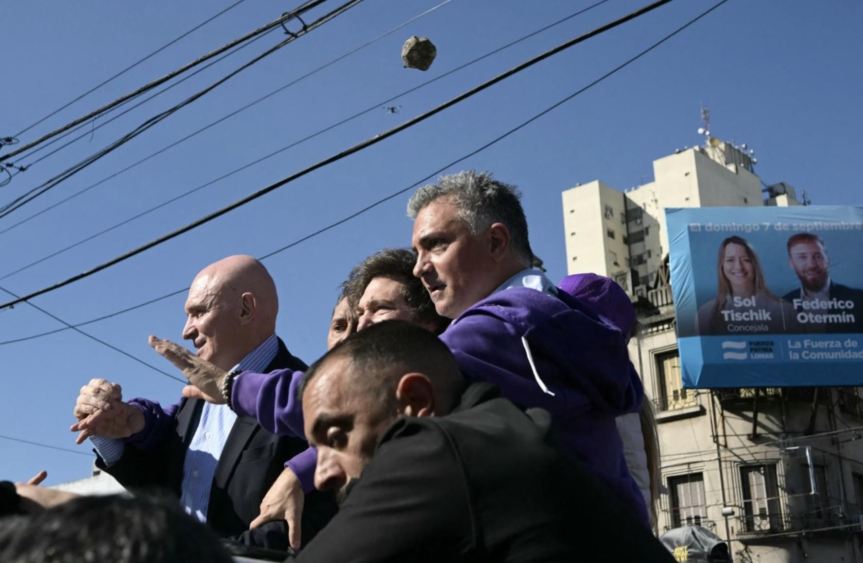 La foto publicada por Milei y Adorni es verdadera. La imagen fue tomada por el fotógrafo Juan Mabromata de la AFP, medio que, junto a Chequeado, coordina la alianza Reverso