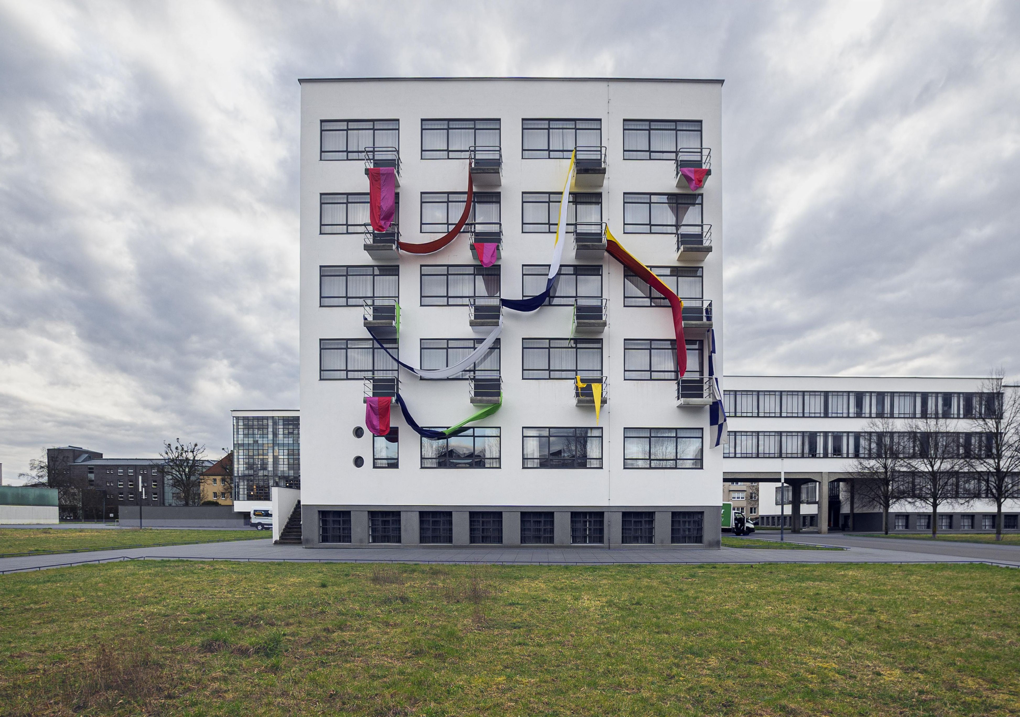 Edificio Walter Gropius vestido para la celebración del centenario de la Bauhaus en Dassau