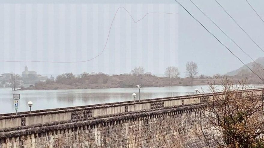 Las copiosas lluvias llevan al pantano de Ullíbarri-Gamboa hasta el 88,8% de volumen y obligan a desembalsar agua