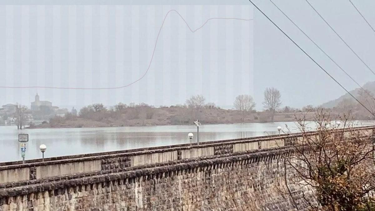 Las copiosas lluvias llevan al pantano de Ullíbarri-Gamboa hasta el 88,8% de volumen y obligan a desembalsar agua