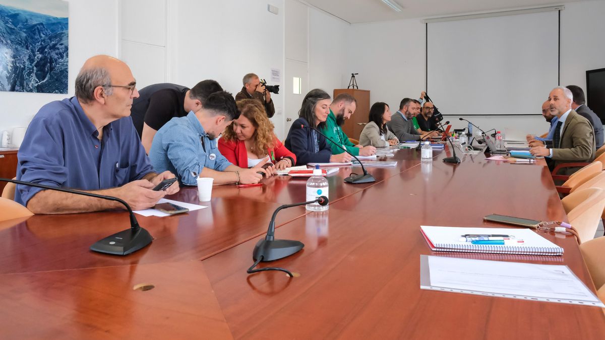 La Junta de Personal Docente y la Consejería de Educación en una reunión.
