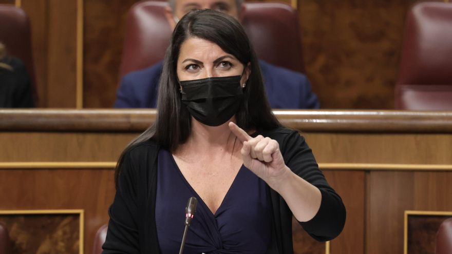 La secretaria general del Grupo de Vox en el Congreso, Macarena Olona, interviene en una sesión de control al Gobierno en el Congreso de los Diputados, a 13 de octubre de 2021, en Madrid, (España).