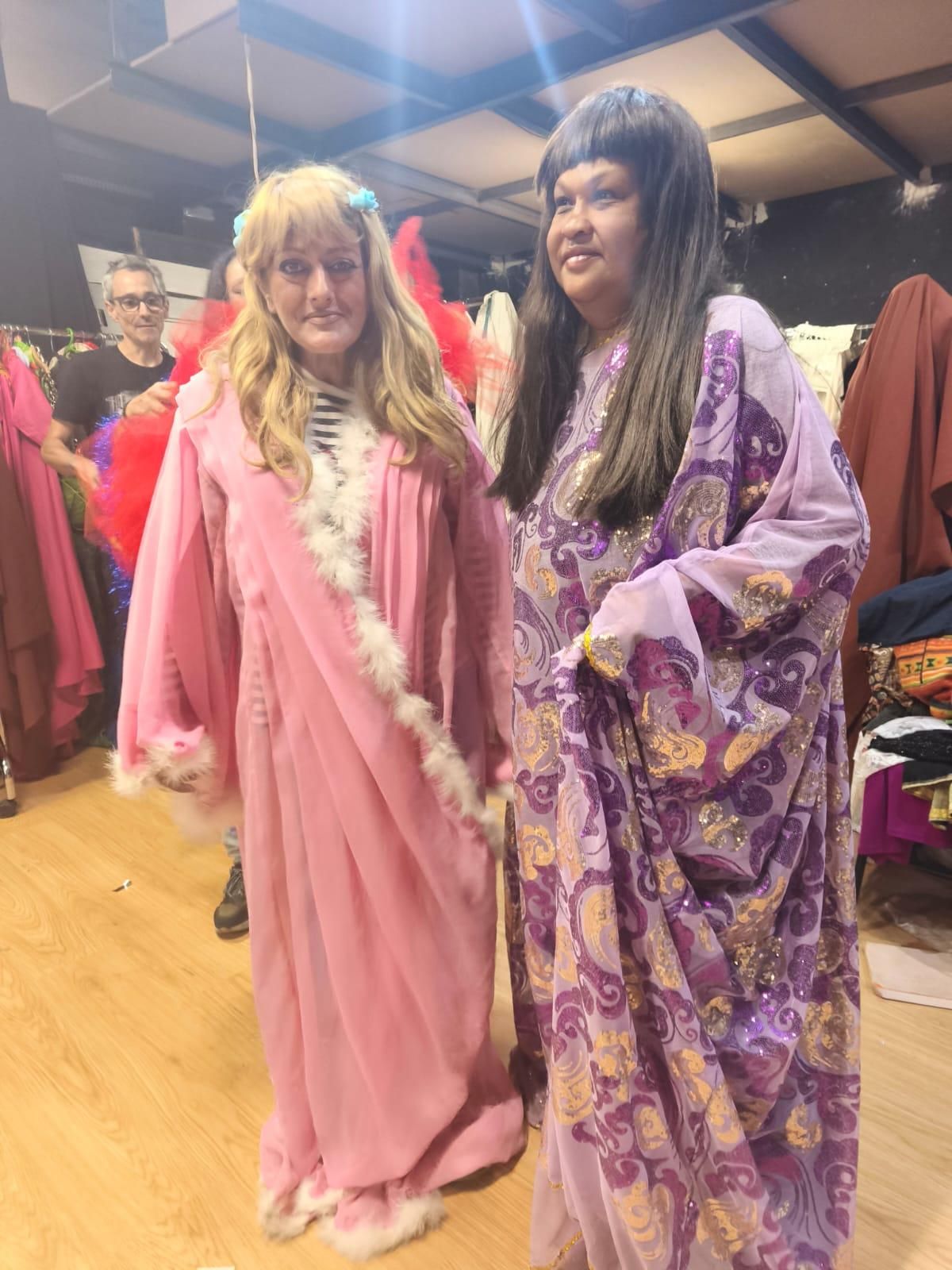 Las mujeres de Escena Libre se pruebas vestuario gracias a Sapo Producciones