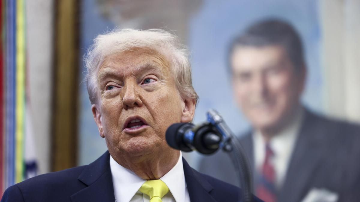 Donald Trump en una rueda de prensa con el FBI en el Despacho Oval.