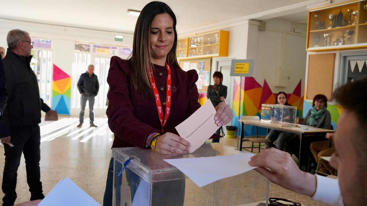 La cabeza de lista del PSOE por León, Nuria Rubio, votando en la mañana electoral.