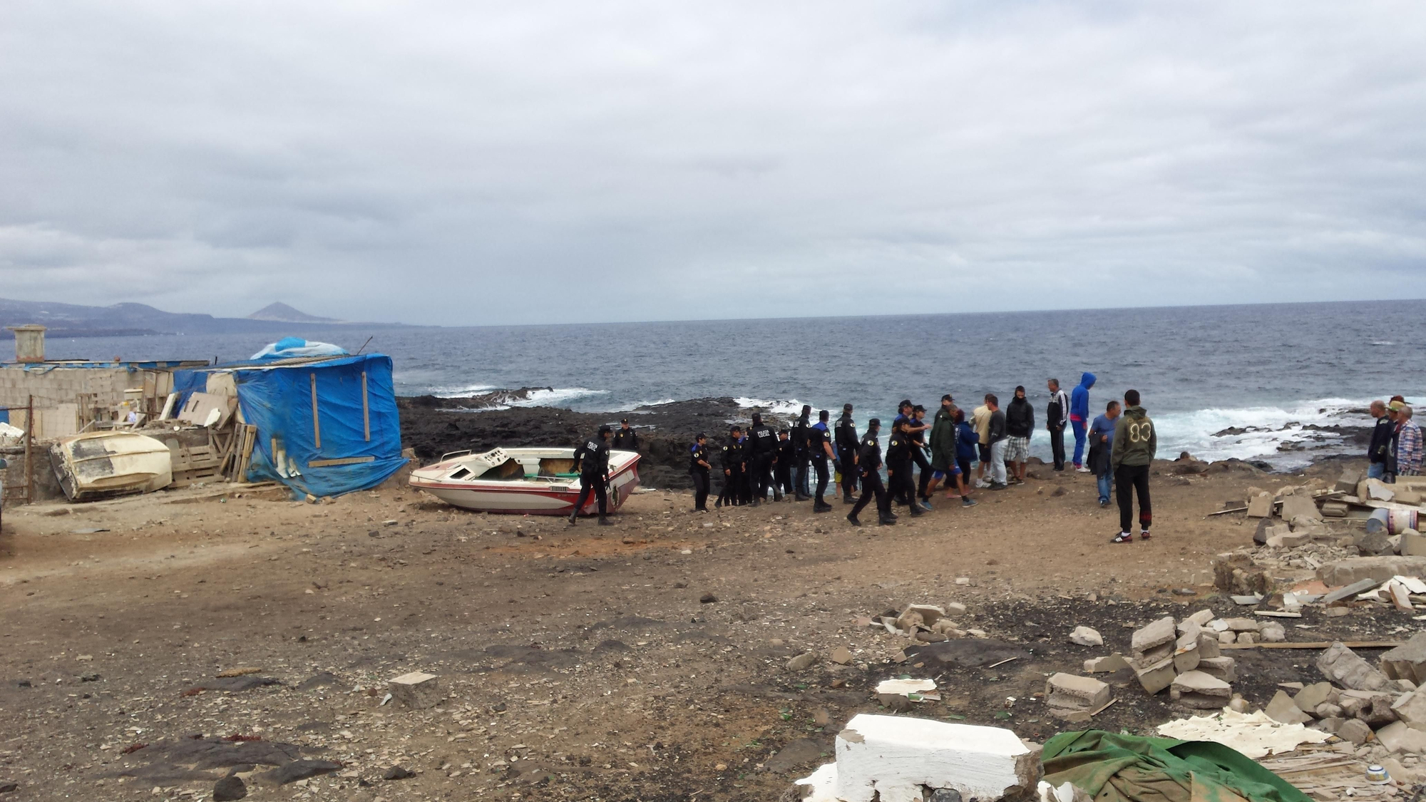 Derribo de una chabola en El Confital. Canarias Ahora.