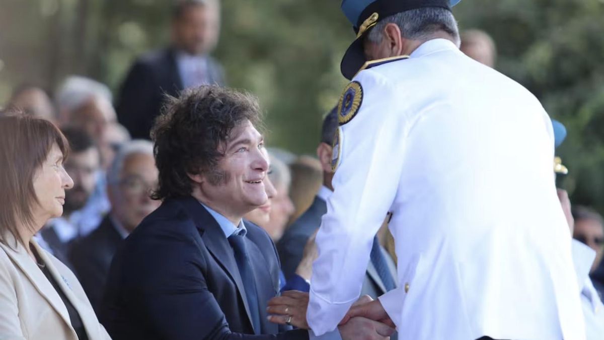 Milei y Bullrich en un acto en 2024 cuando se distinguió a miembros de las fuerzas federales.