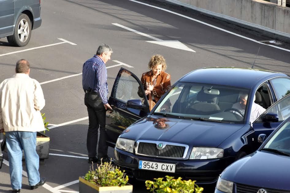 Fernando Bañolas, Mari Mar Julios y Juan Francisco Padrón, ante el coche ofical del Ayuntamiento de La Laguna en el aparcamiento del aeropuerto
